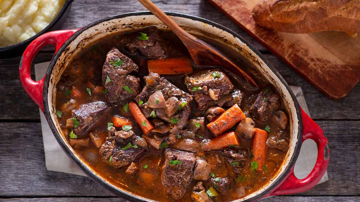 Cyril Lignac ses 4 astuces pour réussir son bœuf bourguignon maison comme un chef !